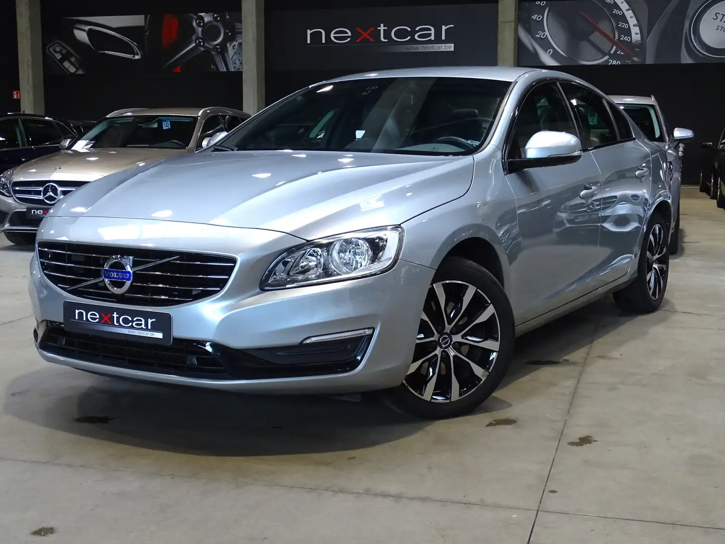 Volvo S60 D2 Momentum *NAVI-CUIR SPORT-PARKING AV & AR* Ezüst - 1