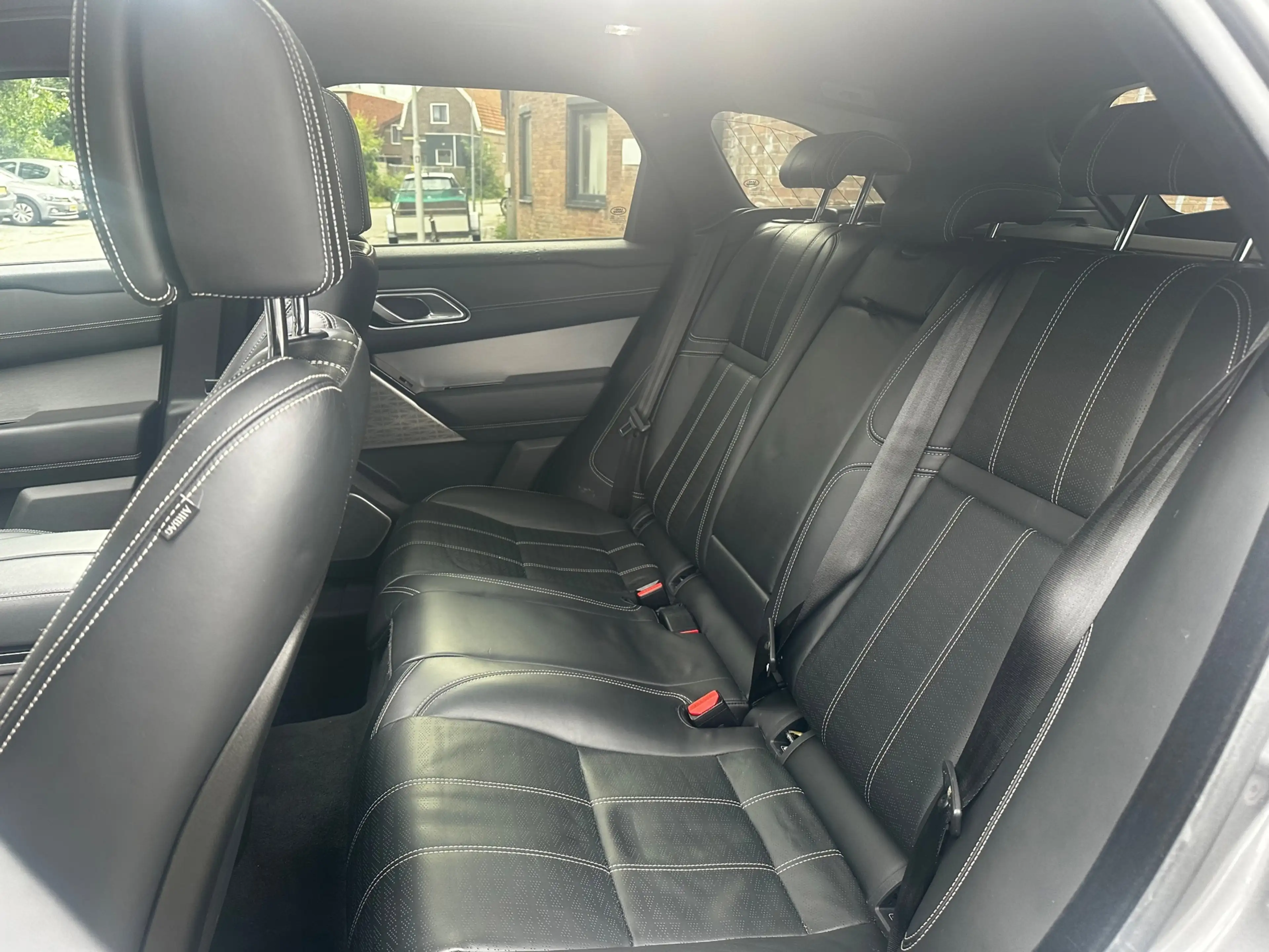 Land Rover Range Rover Velar 2.0 I4 AWD R-Dynamic HSE — photo 14