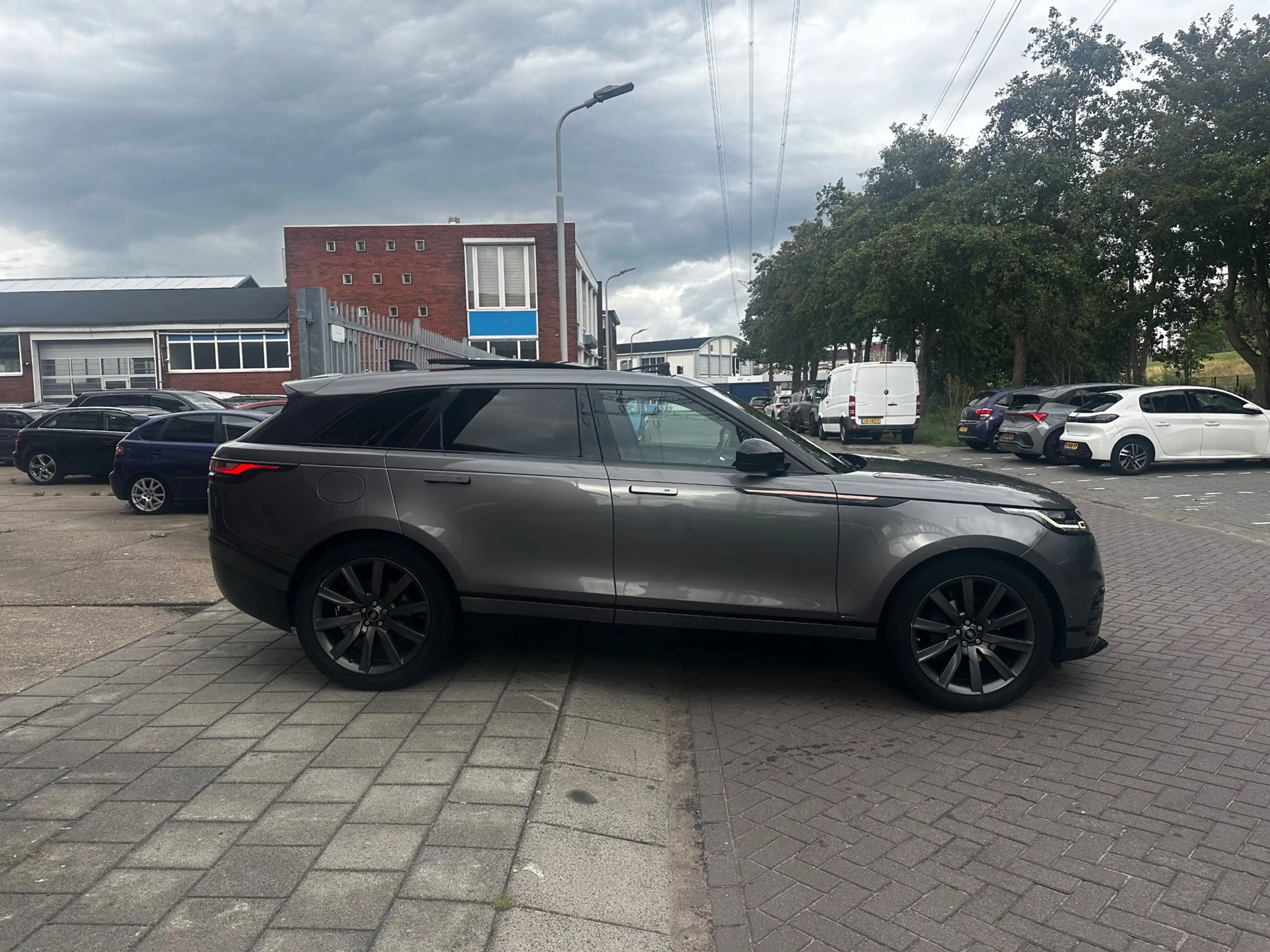 Land Rover Range Rover Velar 2.0 I4 AWD R-Dynamic HSE — photo 6