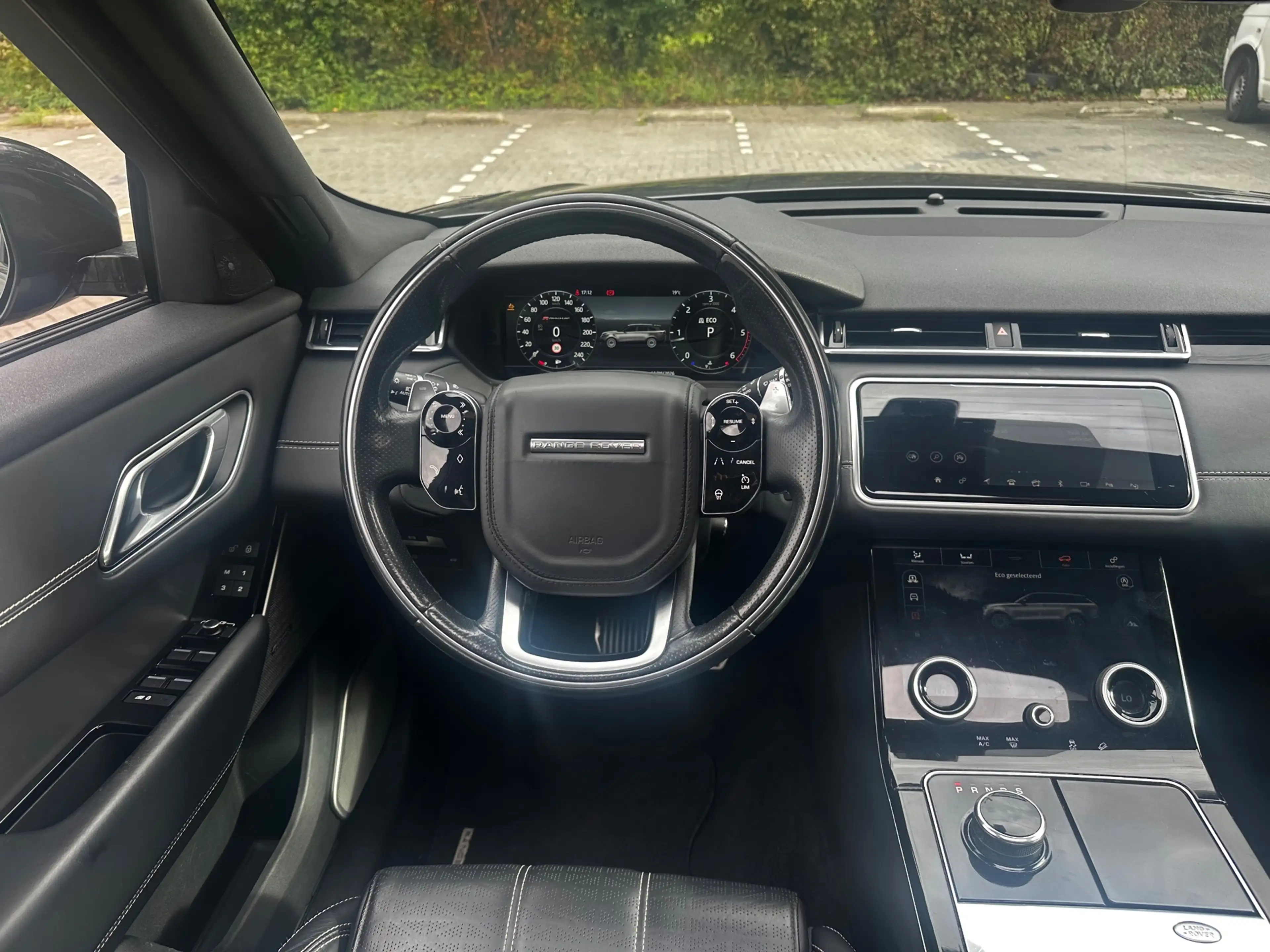 Land Rover Range Rover Velar 2.0 I4 AWD R-Dynamic HSE — photo 13