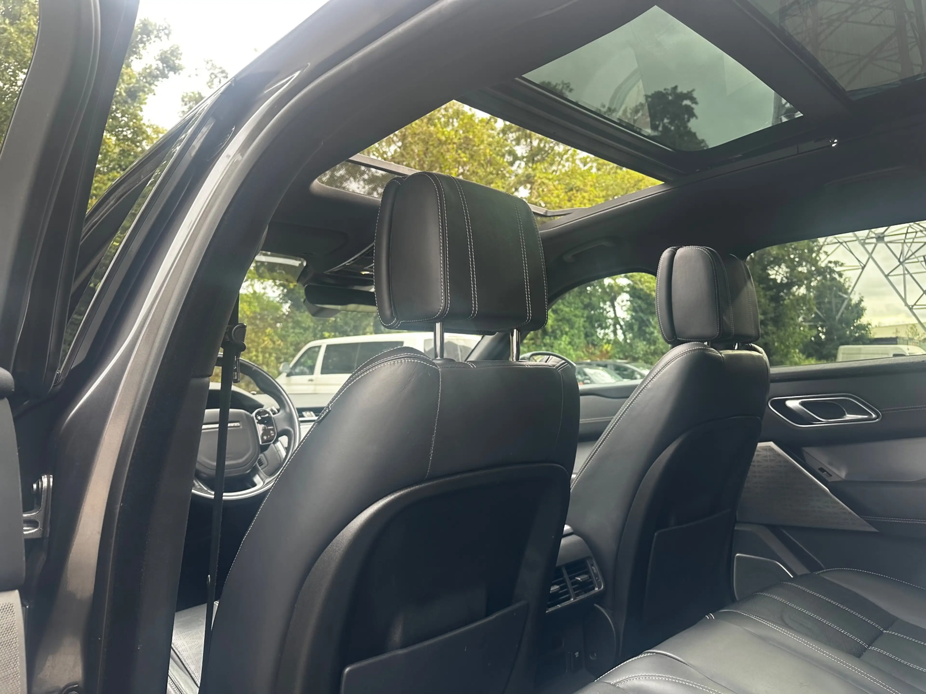 Land Rover Range Rover Velar 2.0 I4 AWD R-Dynamic HSE — photo 15