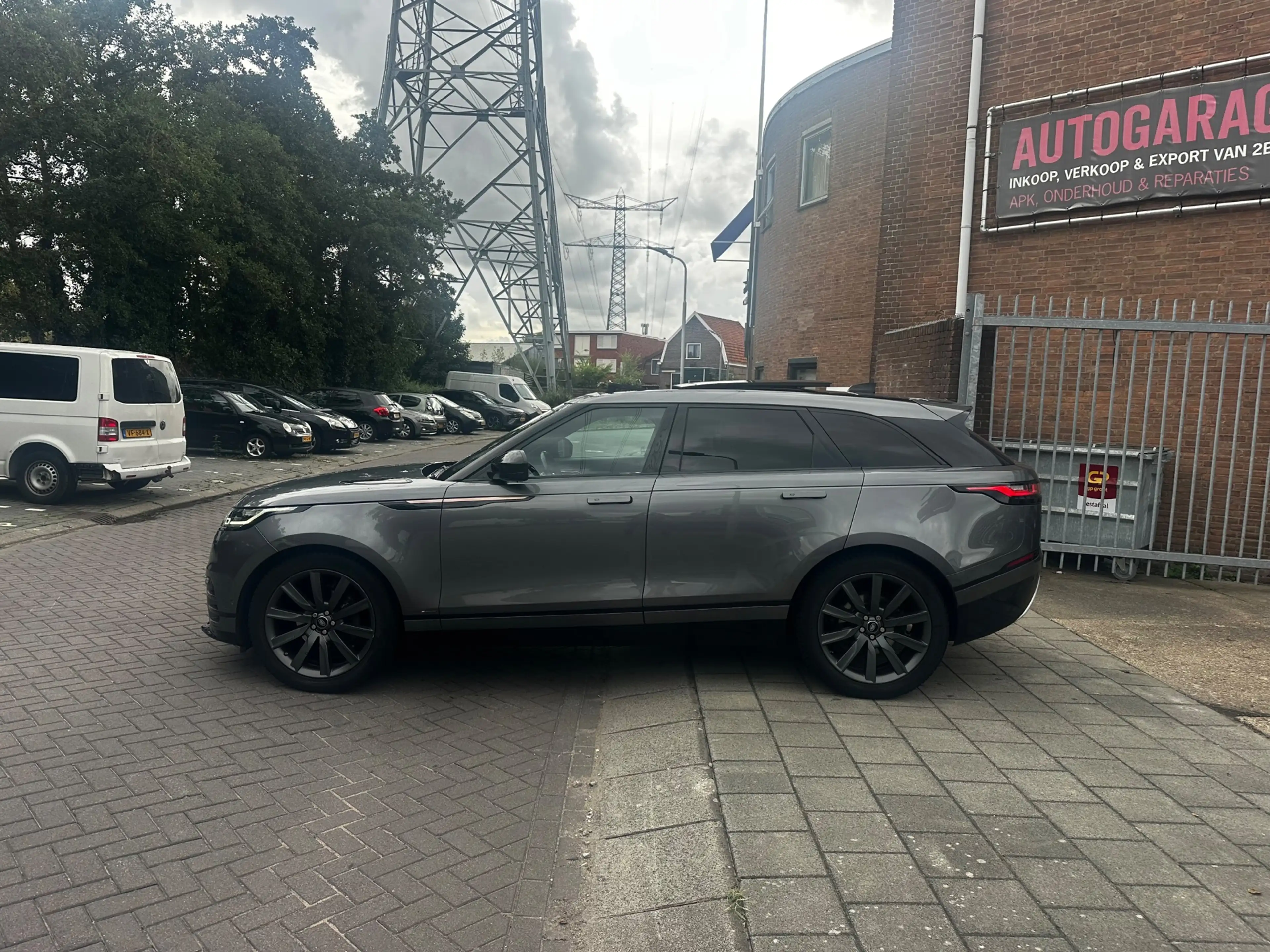 Land Rover Range Rover Velar 2.0 I4 AWD R-Dynamic HSE — photo 2