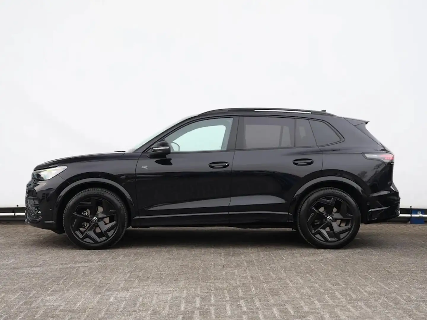Volkswagen Tiguan NEW MODEL 15 E-TSI DSG R-LINE BLACKP/TREK/MASS-21% Negro - 1