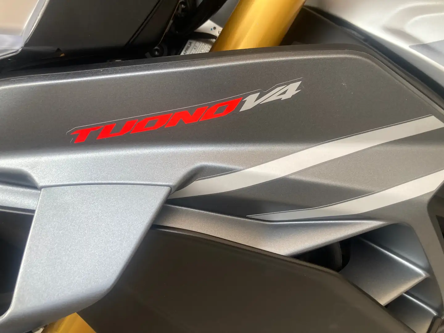 Aprilia Tuono RR 2025 Grau - 2