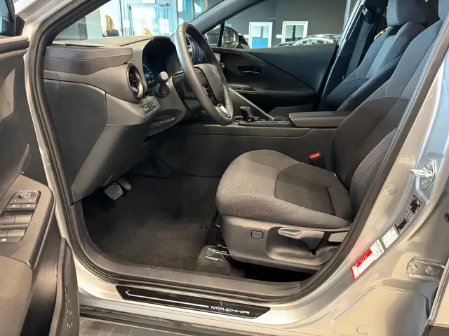 Toyota C-HR view 13