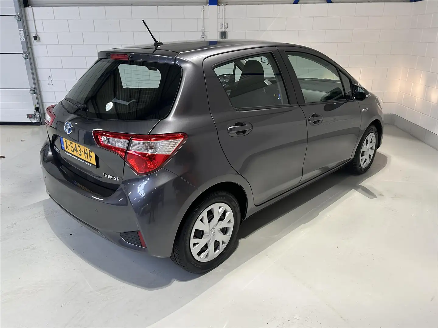 Toyota Yaris 1.5 Hybrid 100pk 5D CVT 59dkm, Cruise, Camera, Nav Grigio - 2