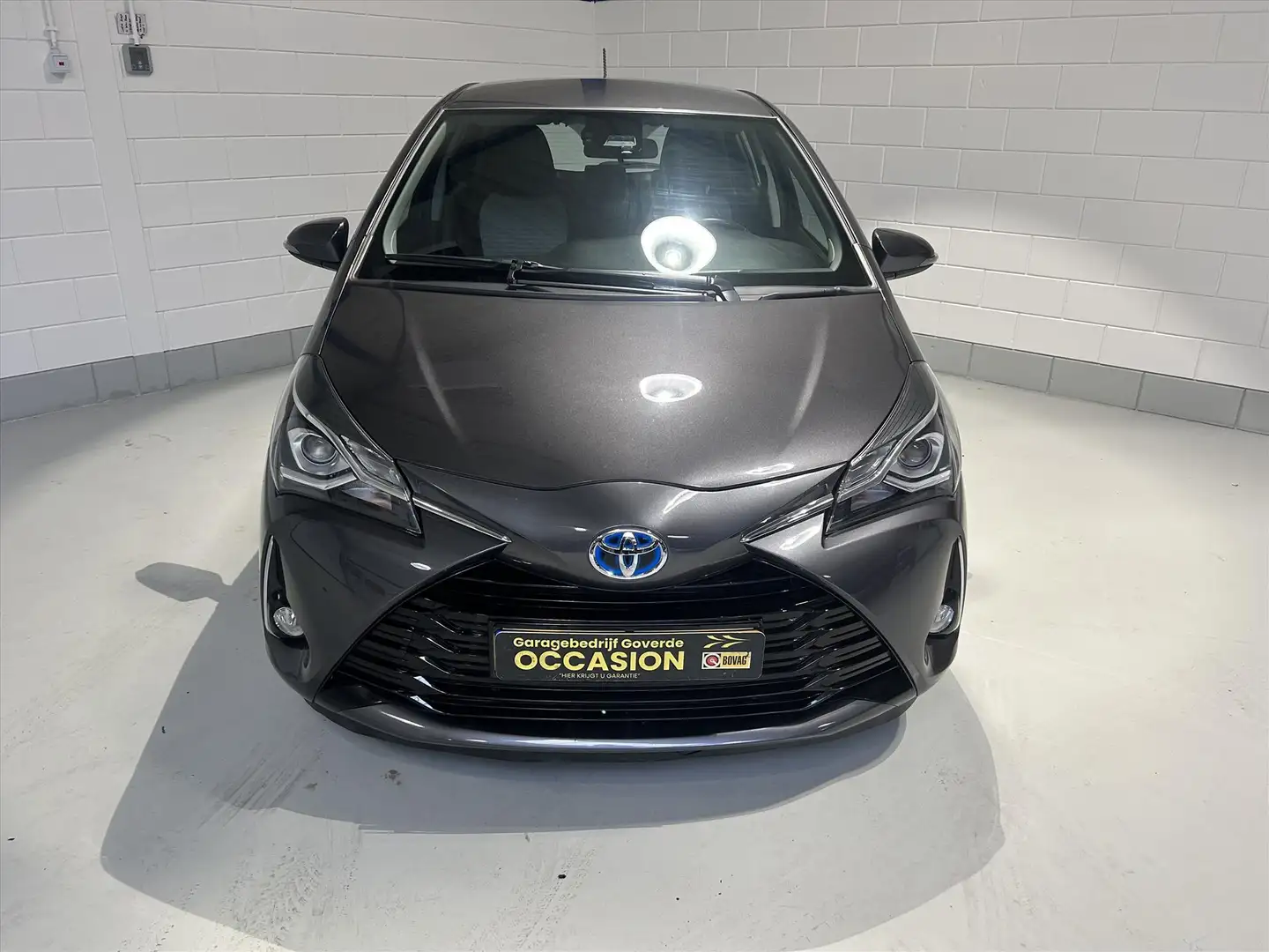 Toyota Yaris 1.5 Hybrid 100pk 5D CVT 59dkm, Cruise, Clima, Navi Gris - 2