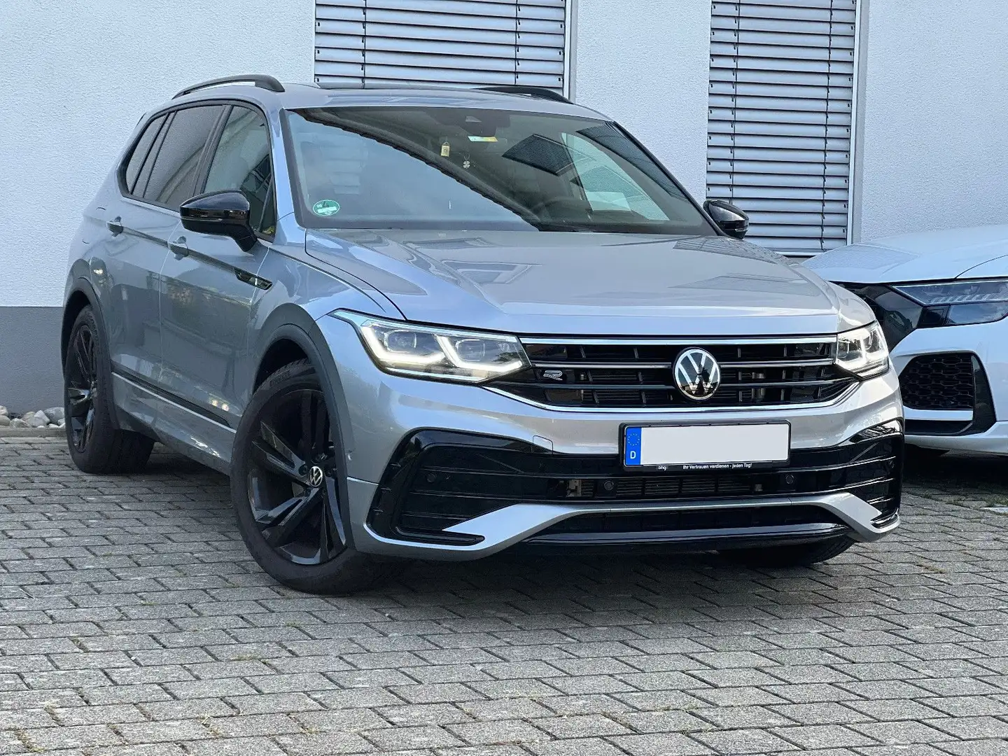 Volkswagen Tiguan SUV/Geländewagen/Pickup in Silber gebraucht in Ebringen  für € 48.900