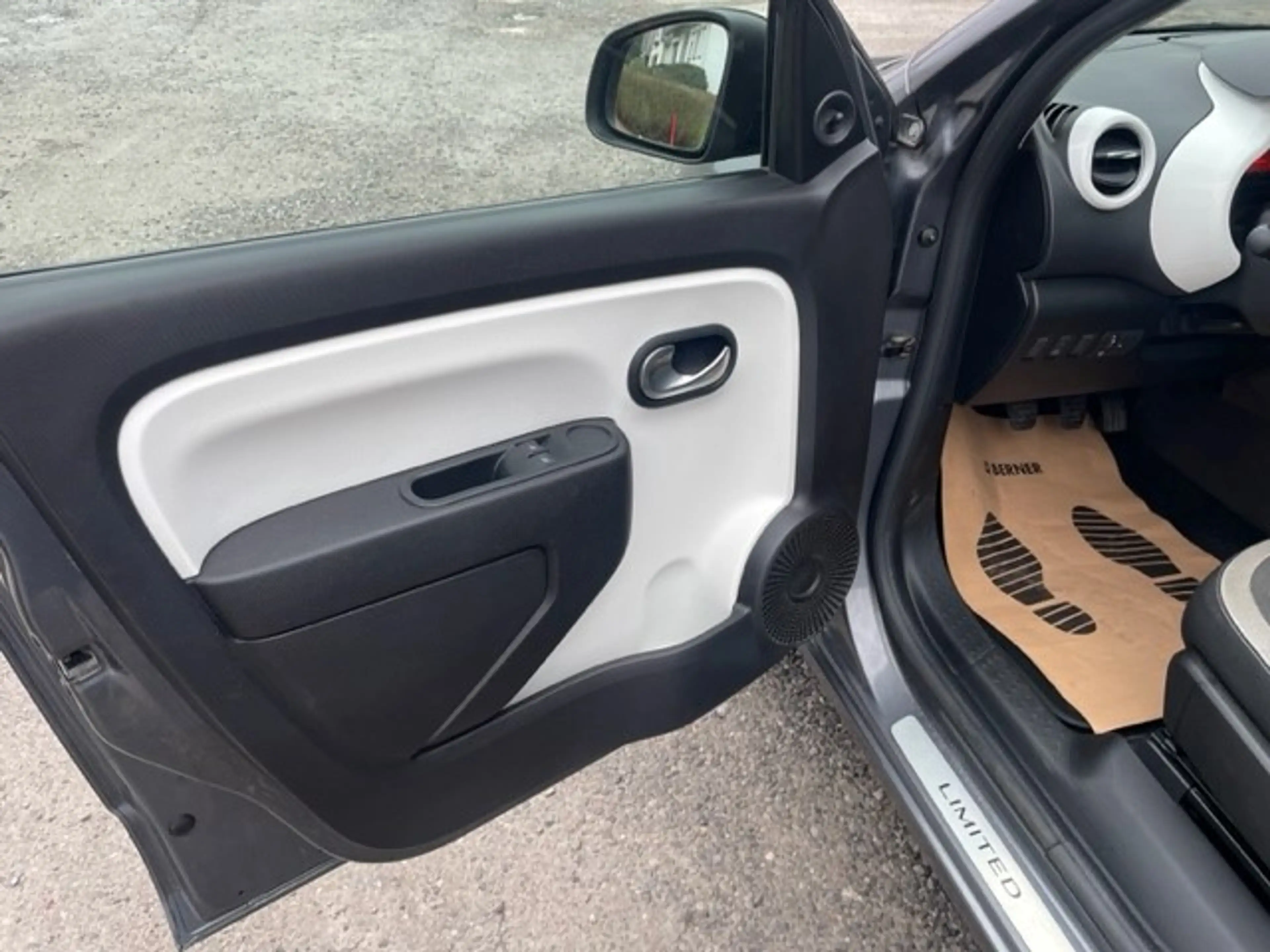 Renault Twingo Twingo 1.0i SCe Limited S — photo 6