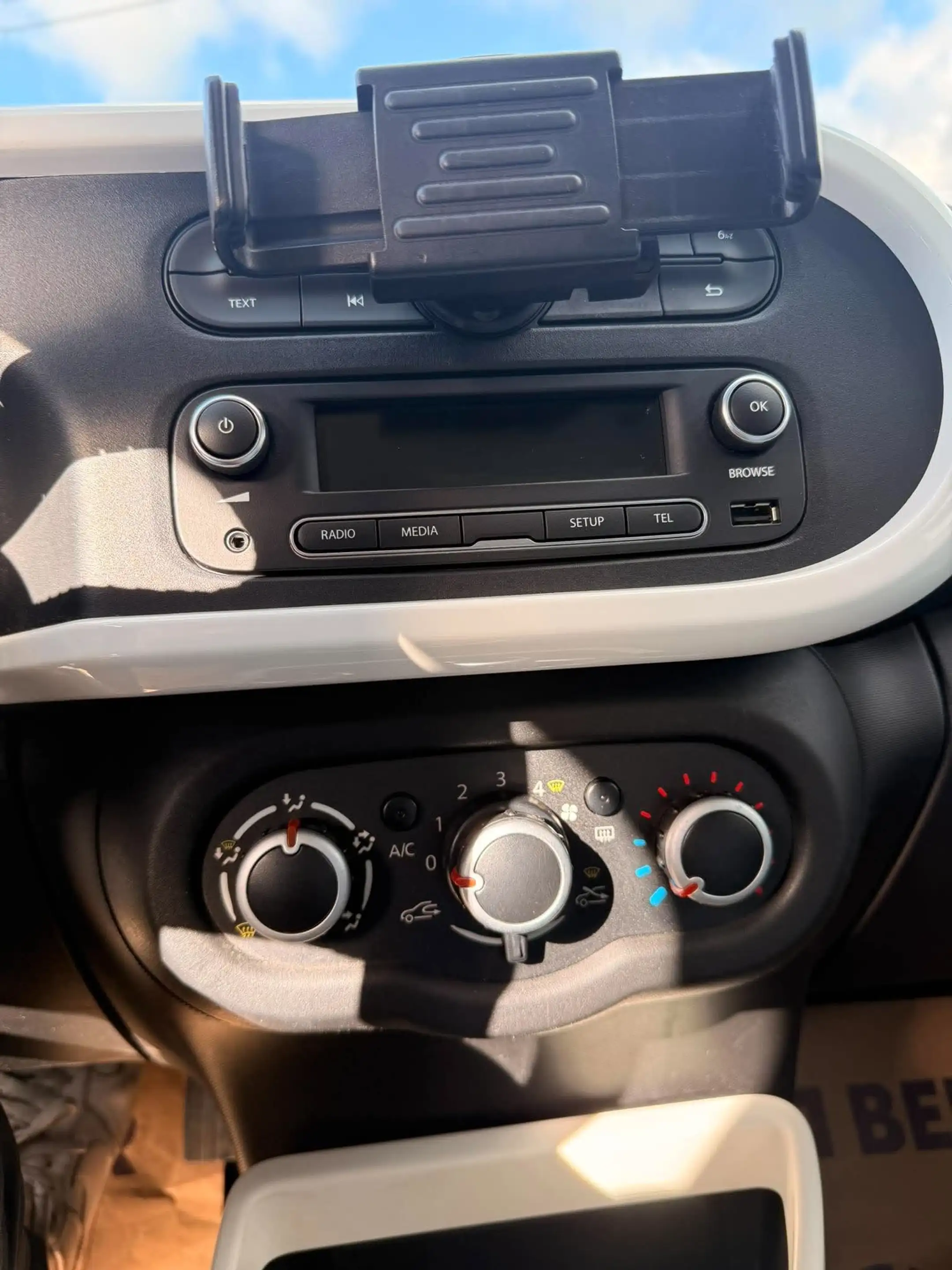 Renault Twingo Twingo 1.0i SCe Limited S — photo 10