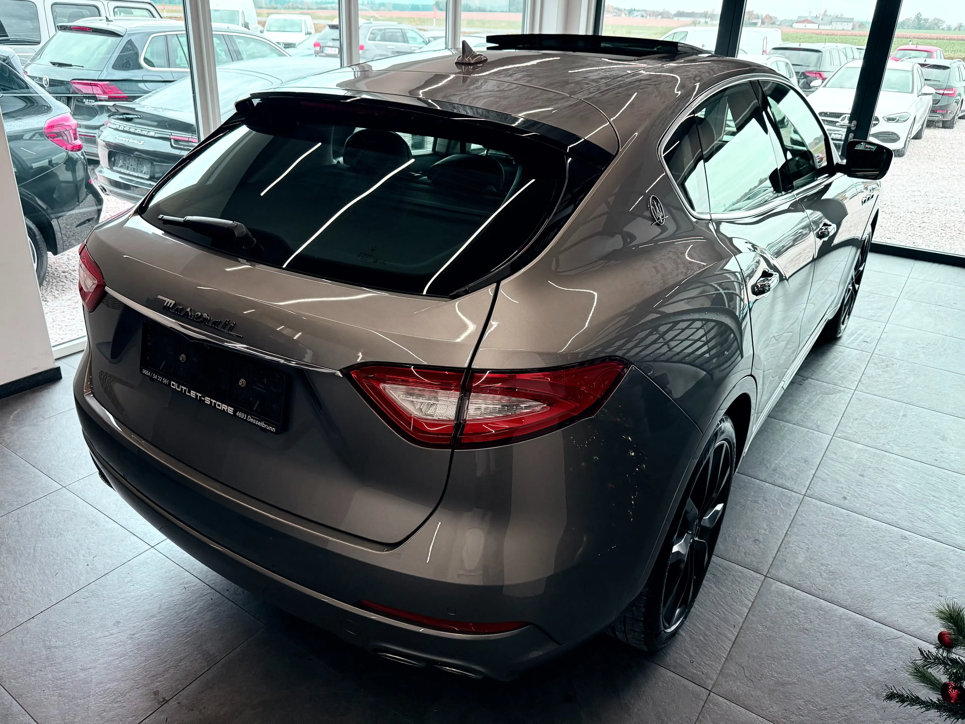 Maserati Levante Diesel*GranLusso*Navi*Luft*AHK*Panorama*R-Kamera* — photo 4