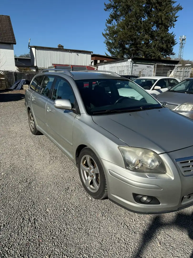 Toyota Avensis 2.0 D-4D Combi Silber - 2