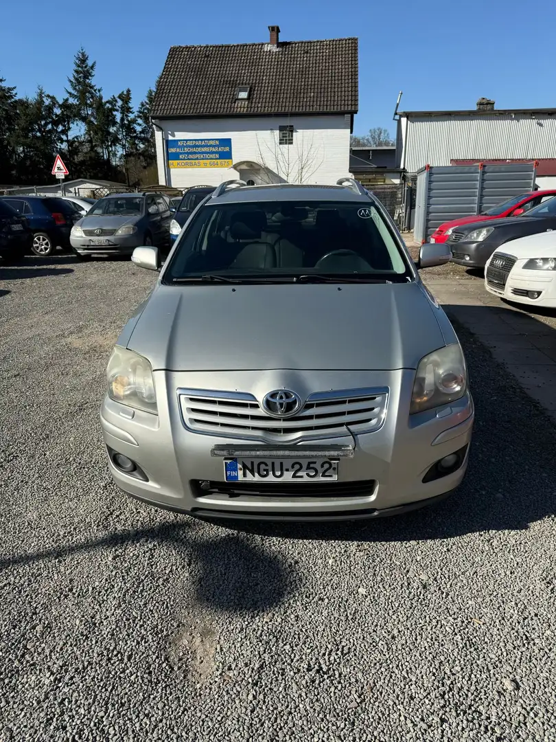 Toyota Avensis 2.0 D-4D Combi Silber - 1