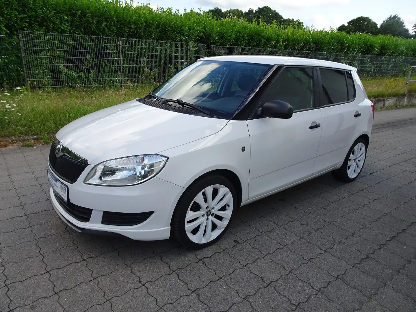 Skoda Fabia 1.2l TSI Cool Edition / 1-Hand / Klima Weiß - 1
