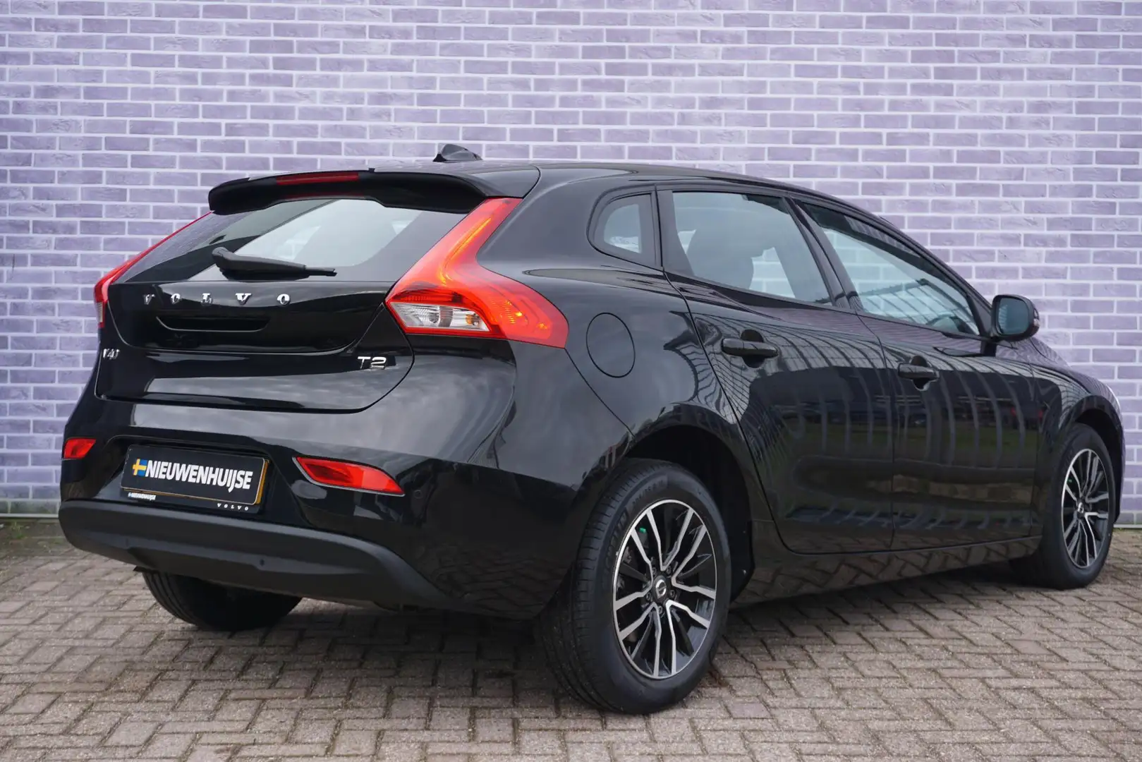 Volvo V40 T2 Polar+ | Automaat | Navigatie | LED koplampen | Schwarz - 2