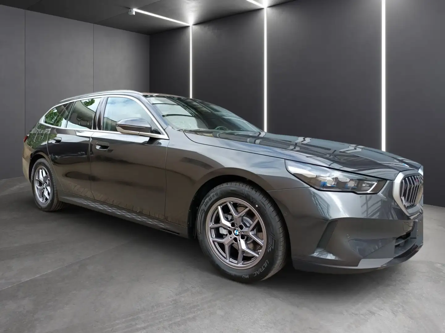 BMW 520 d Touring LED ADAPTIV+DRIVING+PARKING ASS+HIFI+LIV Grau - 2