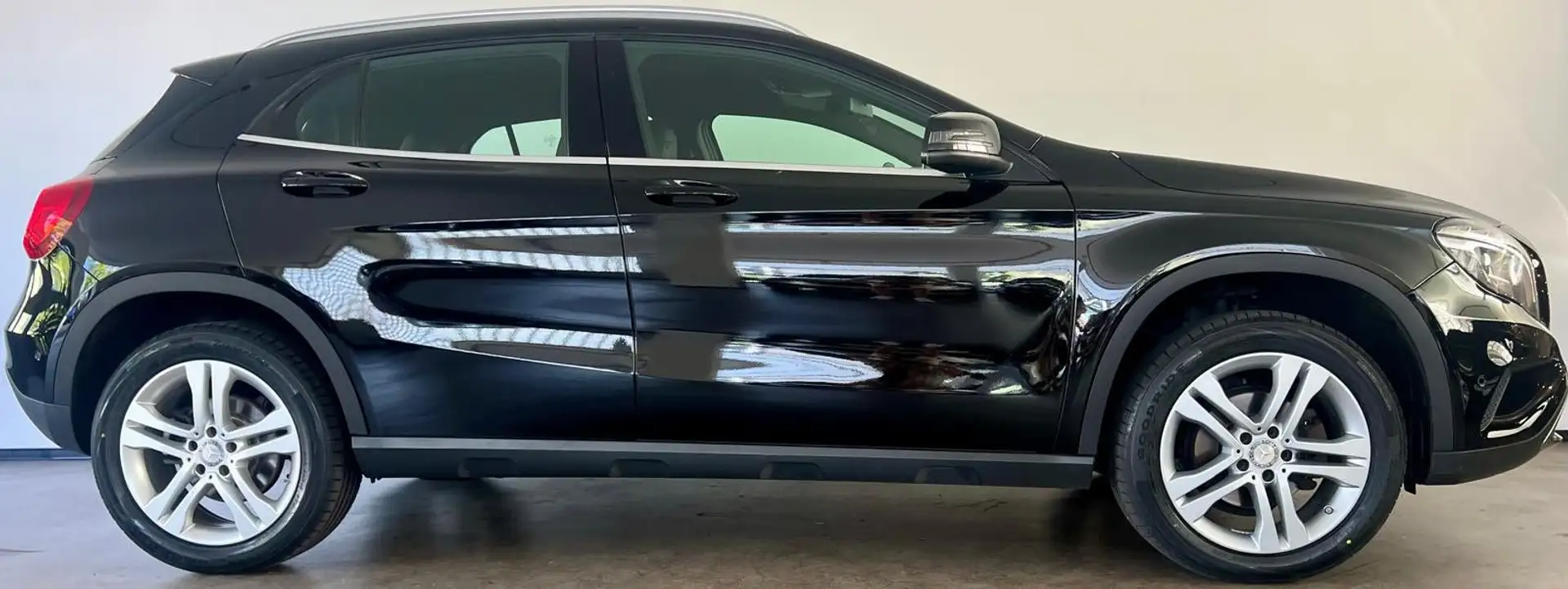 Mercedes-Benz GLA 180 Automatik,Xenon,Navi,Temp,2xPDC,Klima, Schwarz - 2