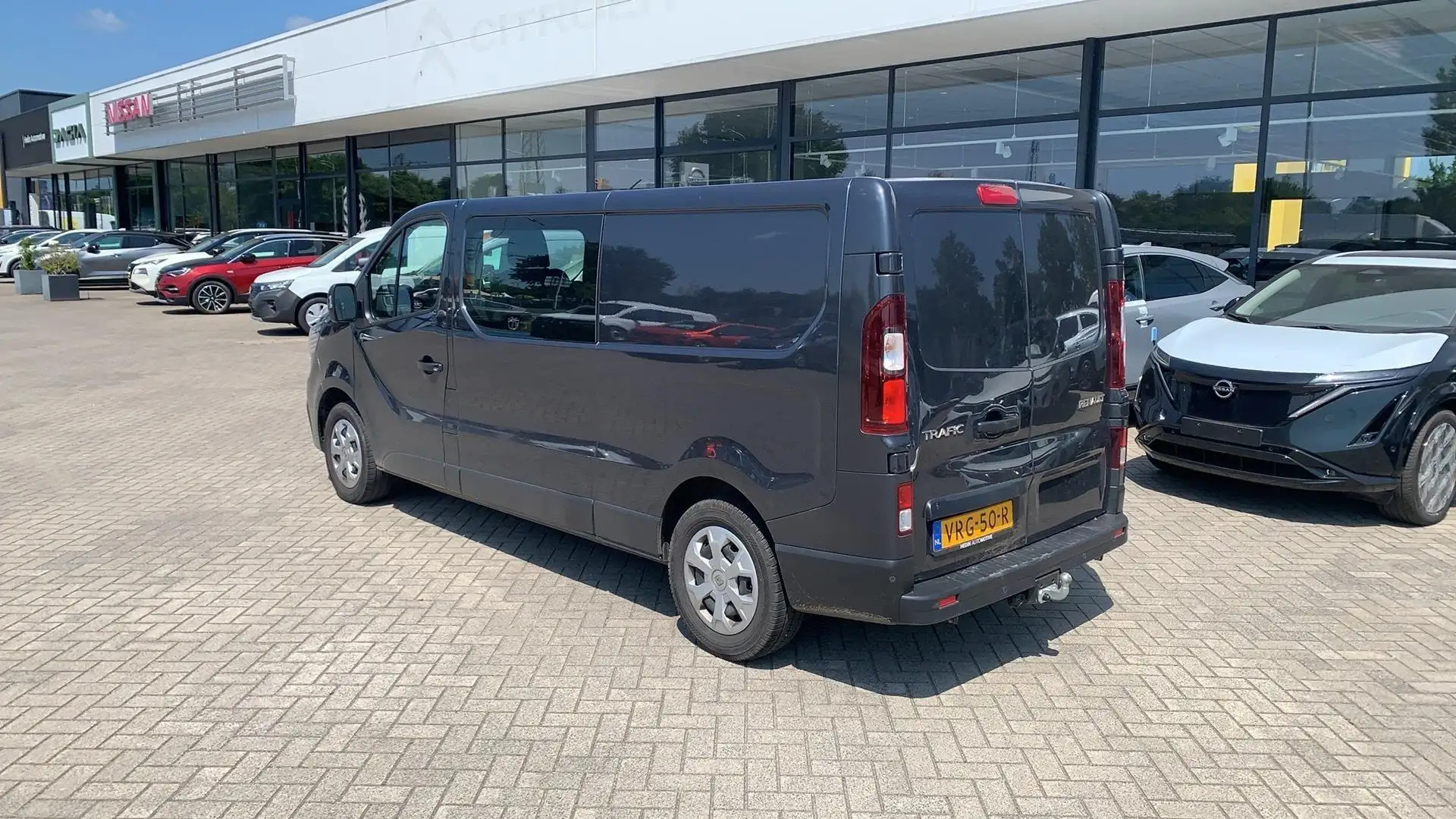 Renault Trafic 2.0 dCi 150 T29 L2H1 DC Business Automaat, Trekhaa Grijs - 2