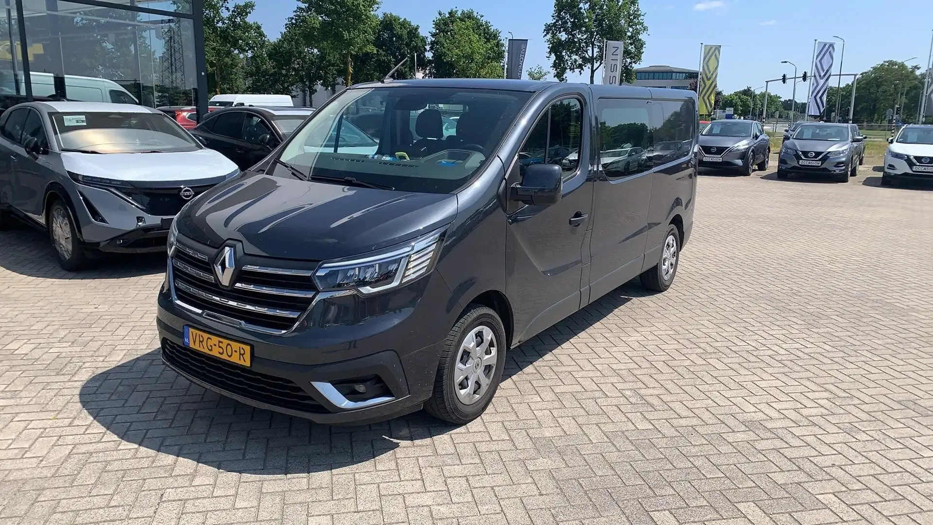 Renault Trafic 2.0 dCi 150 T29 L2H1 DC Business Automaat, Trekhaa Grijs - 1