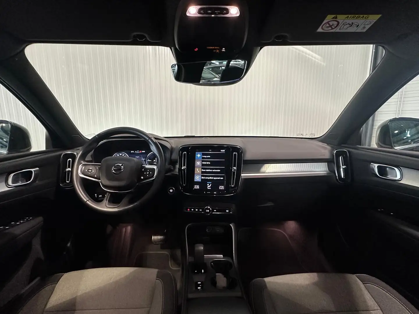 Volvo XC40 T4 Aut. Plug-in Hybrid Inscription 211pk Zwart - 2