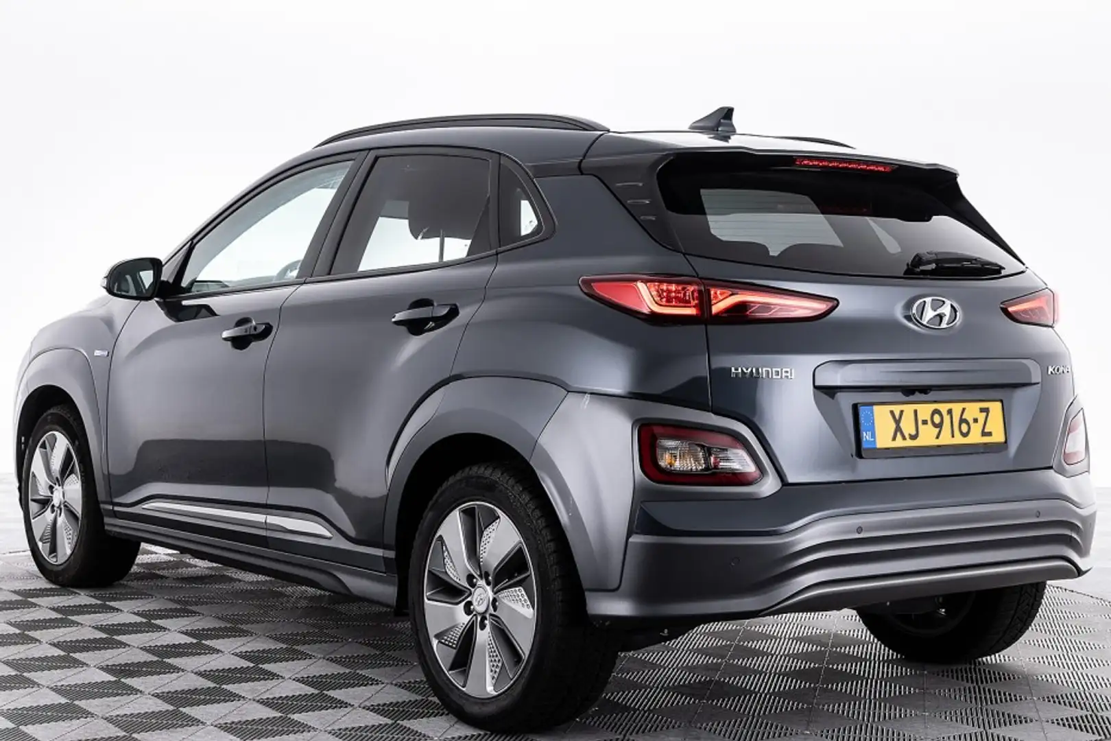 Hyundai KONA EV Premium 64 kWh | LEDER ✅ 1e Eigenaar ** 2.000 S Grigio - 2