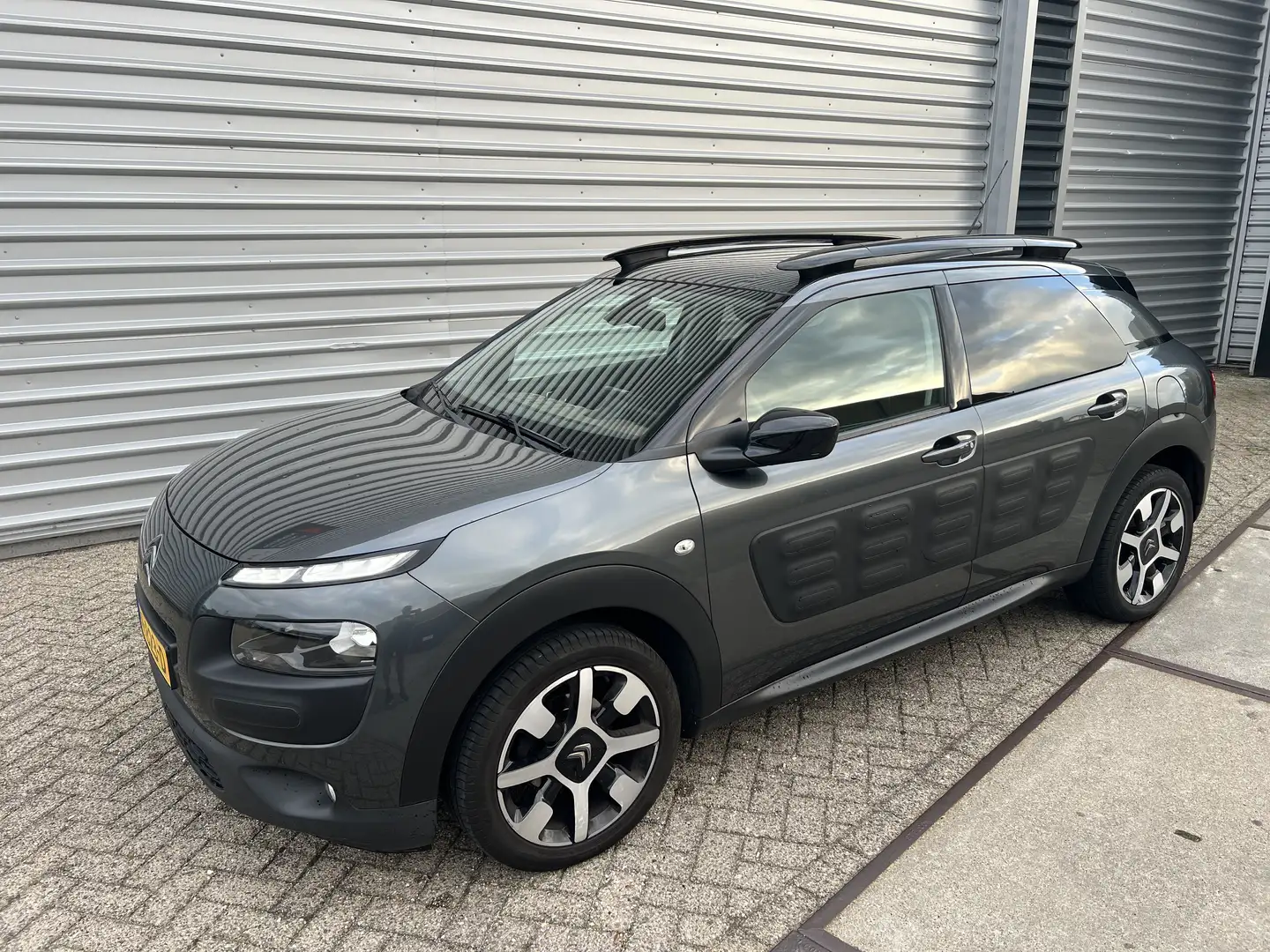 Citroen C4 Cactus 1.2 PureTech Shine. Veel opties! Fijne nette auto! Grijs - 1