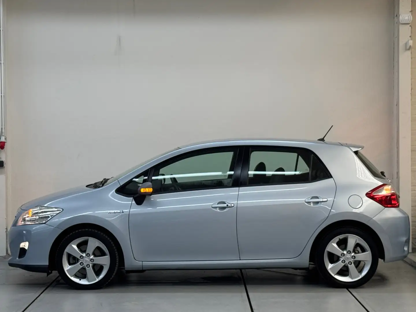 Toyota Auris 1.8 Full Hybrid Executive Navi Camera HalfLeder Blauw - 2