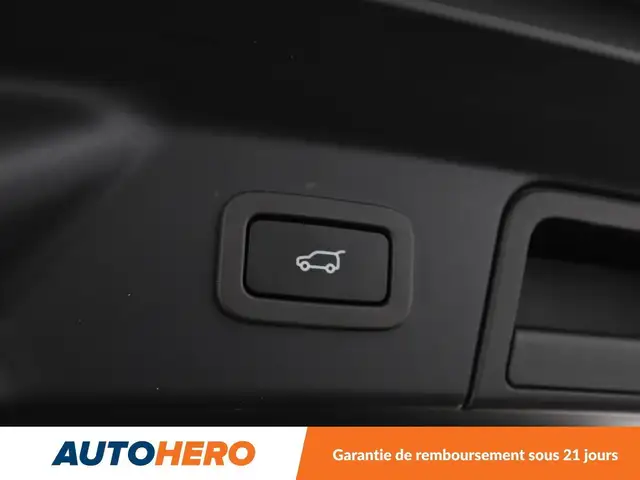 Land Rover Range Rover Velar view 19