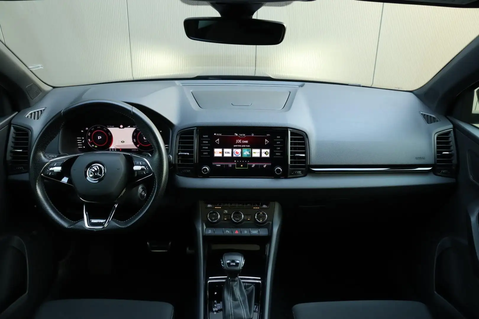 Skoda Karoq 1.5 TSI / 150 PK / DSG / Sportline / Black Edition Grijs - 2