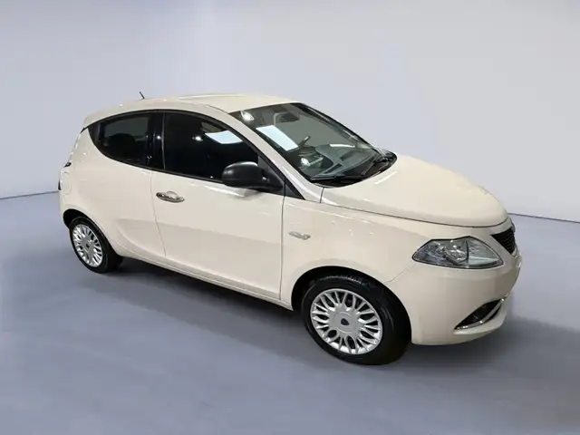 Lancia Ypsilon view 4