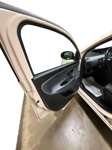 Lancia Ypsilon view 28