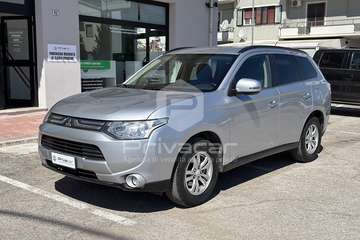 Outlander 2.2 DI-D 4WD Intense