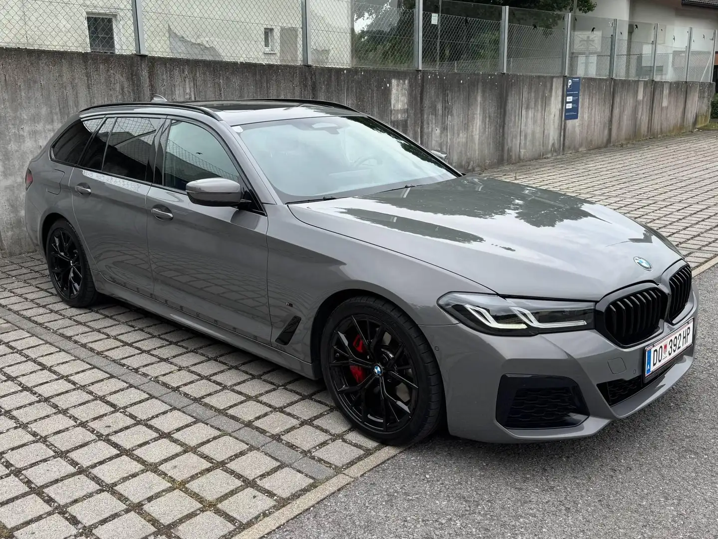 BMW 520 BMW 520d xDrive Touring M Sport | Panorama | HUD | ACC | AHK | BMW Garantie Grau - 2