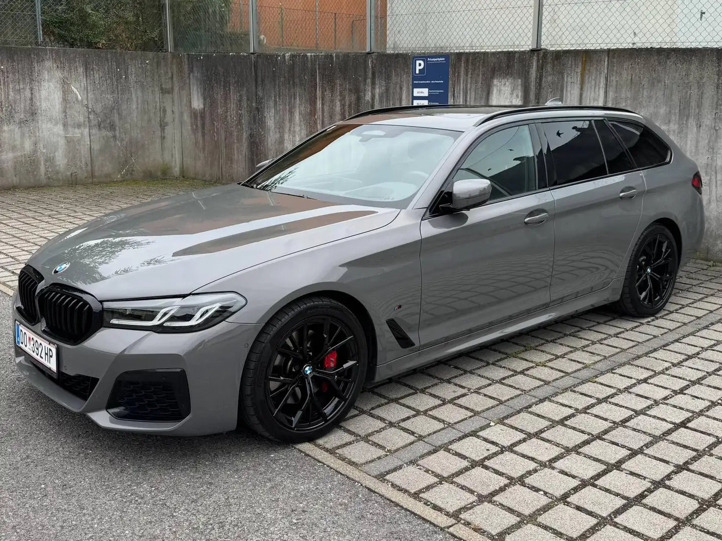 BMW 520 BMW 520d xDrive Touring M Sport | Panorama | HUD | ACC | AHK | BMW Garantie Grau - 1