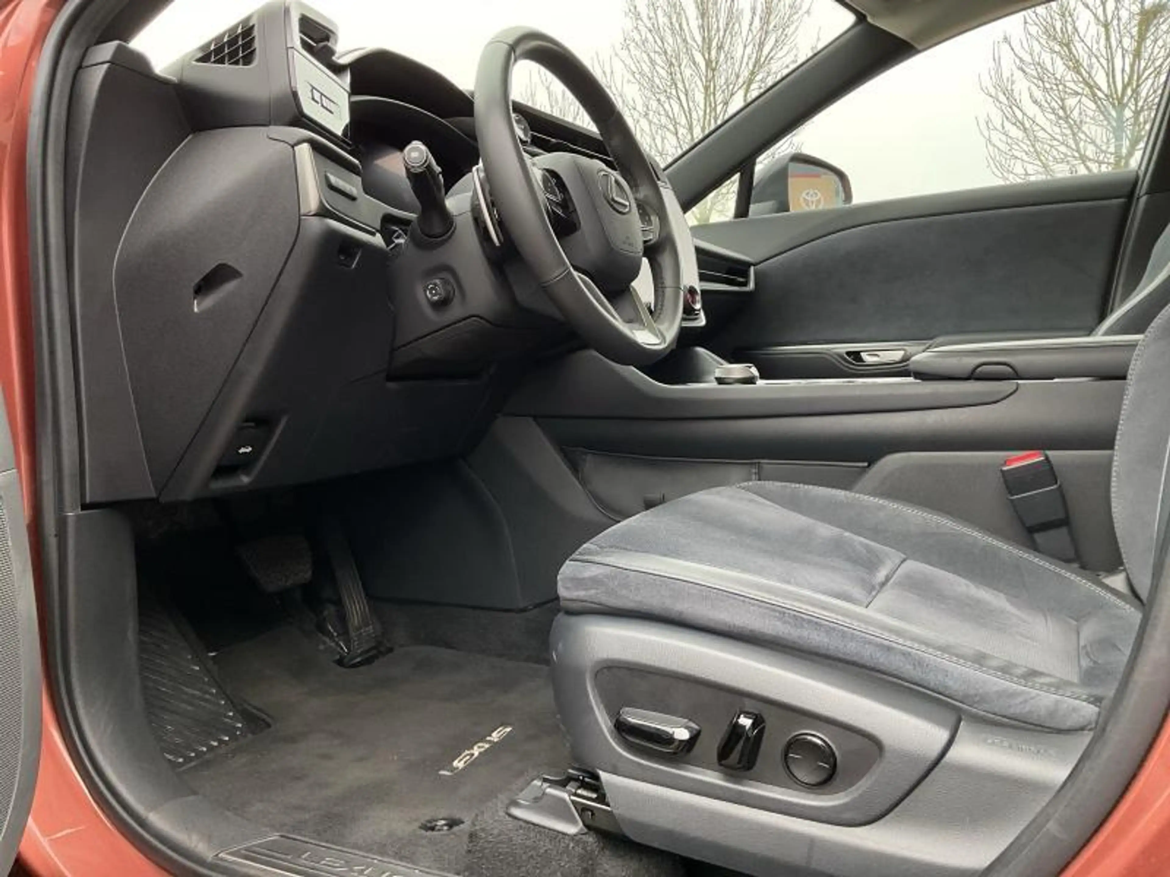 Lexus RZ 313hp EV AWD Privilege L | pano | head up | mark l — photo 18