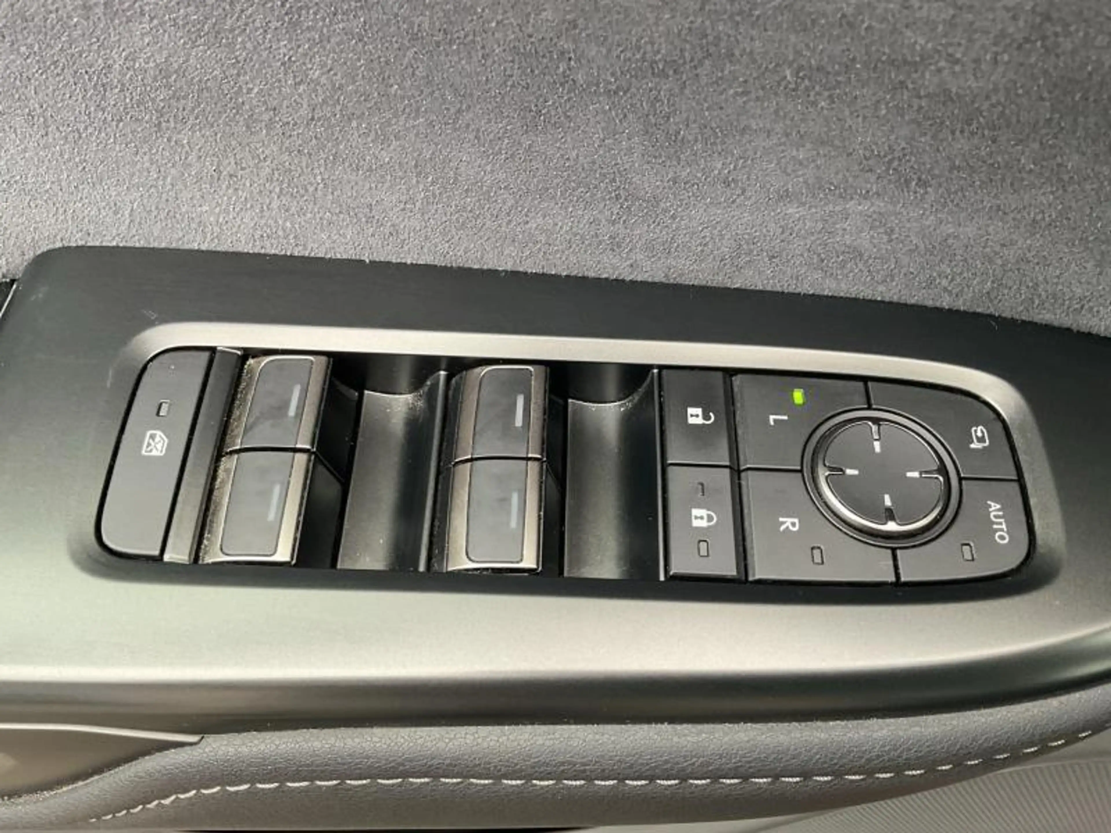 Lexus RZ 313hp EV AWD Privilege L | pano | head up | mark l — photo 17