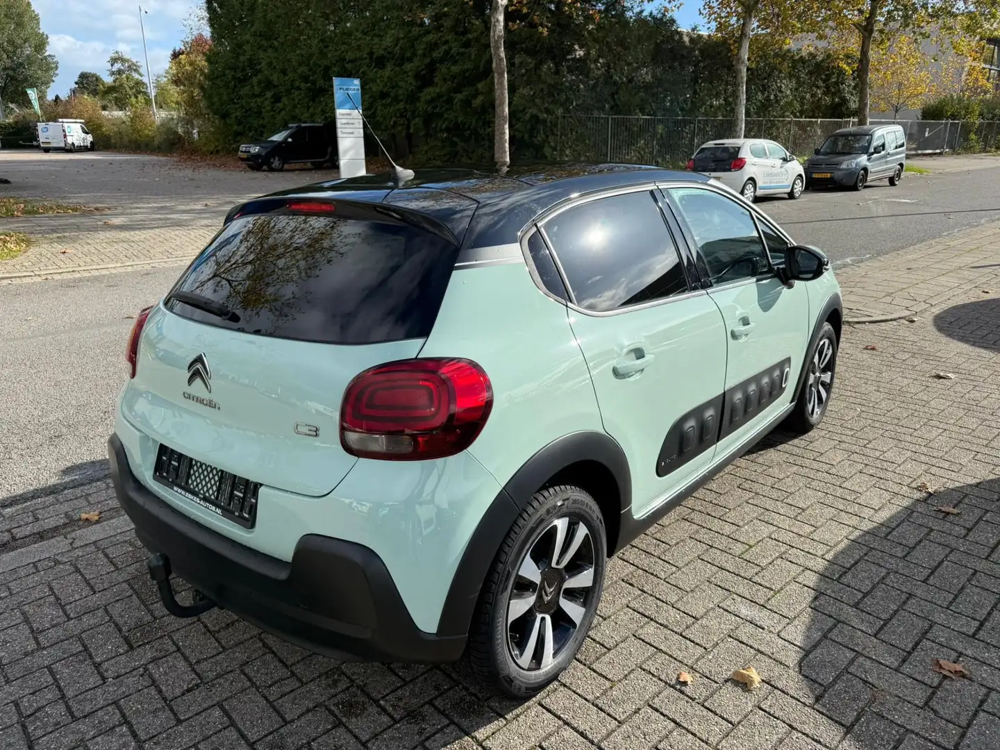 Citroen C3 1.2 PureTech Feel Panodak, Trekhaak,Navi, 12 mnd G Groen - 2