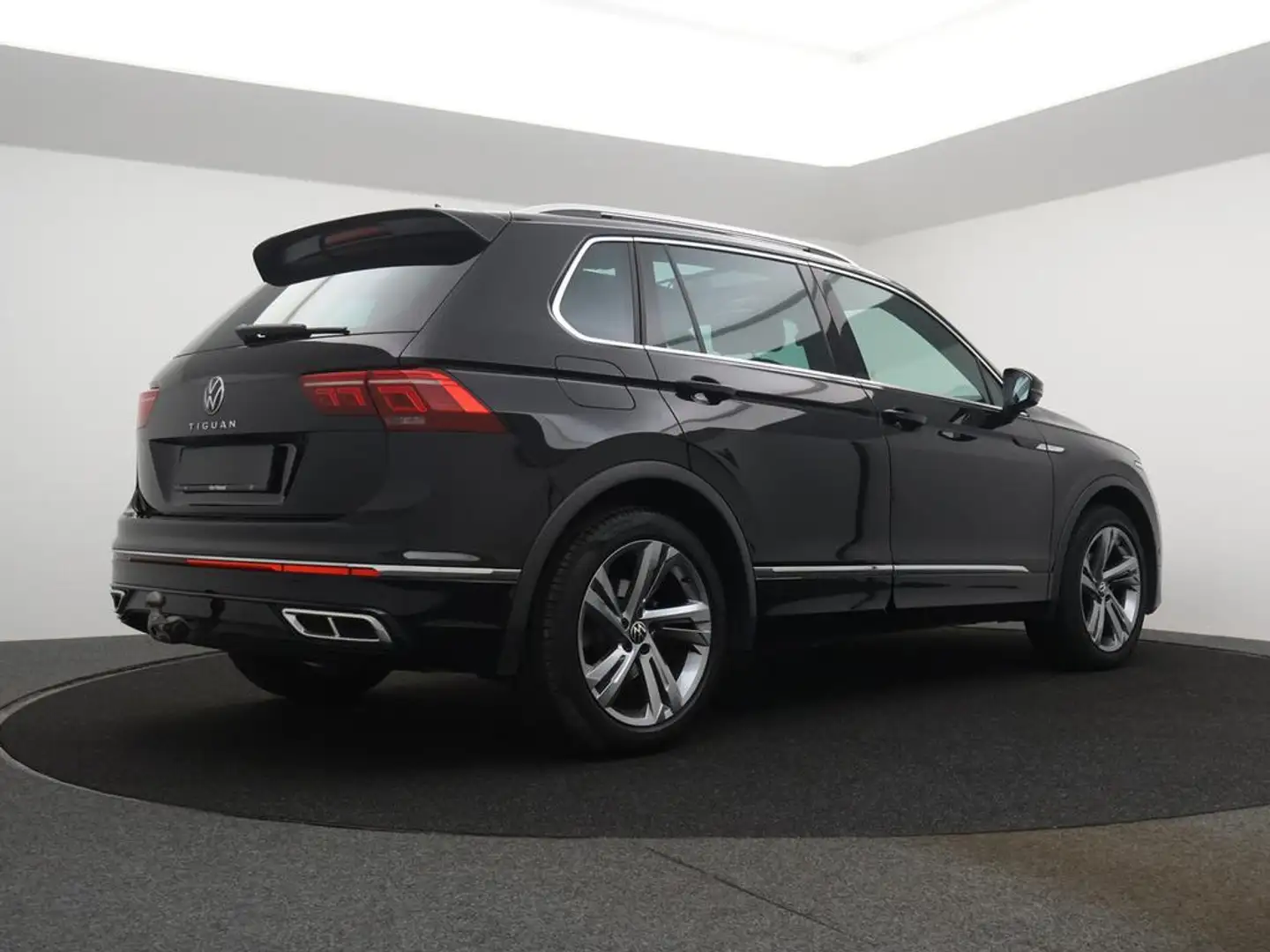 Volkswagen Tiguan Tiguan R-Line Business Premium 1.5TSI 150PK *AUTOMAAT*TREKHAAK*FULL LED*NAVI*APP CONNECT*ADAPTIVE CRUISE*BLTH*DIGITAL DAS Zwart - 2