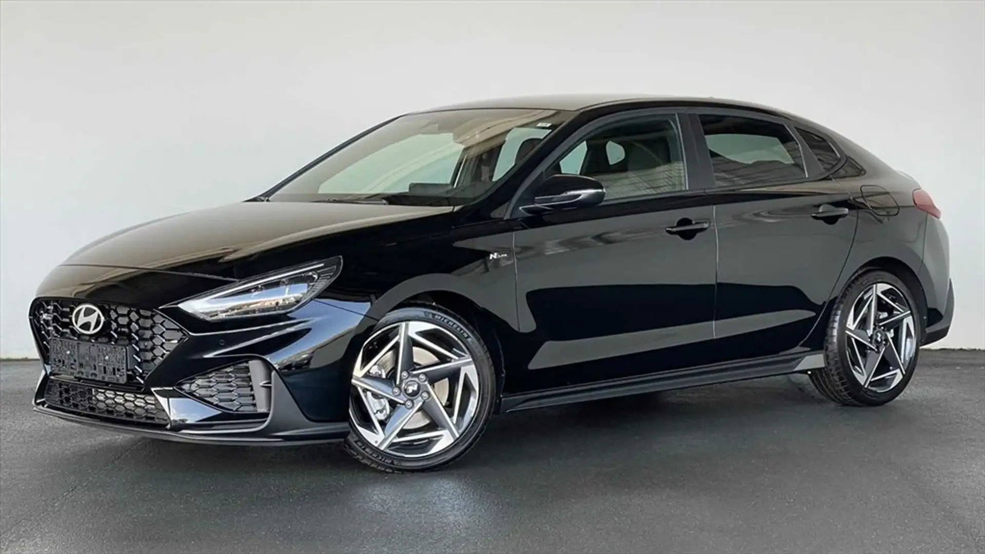 Hyundai i30 Fastback 1,5 T-GDi MHEV N-Line Keyless LED Navi Schwarz - 1