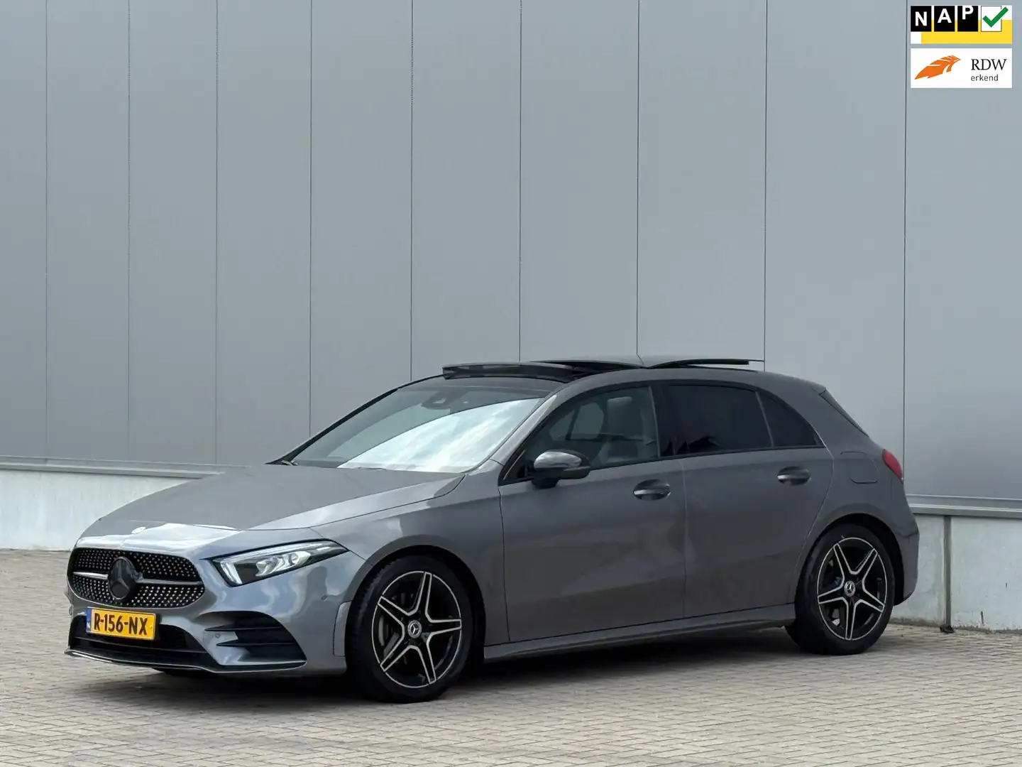 Mercedes-Benz A 200 AMG PANO NAP NIGHT PACK Gris - 1