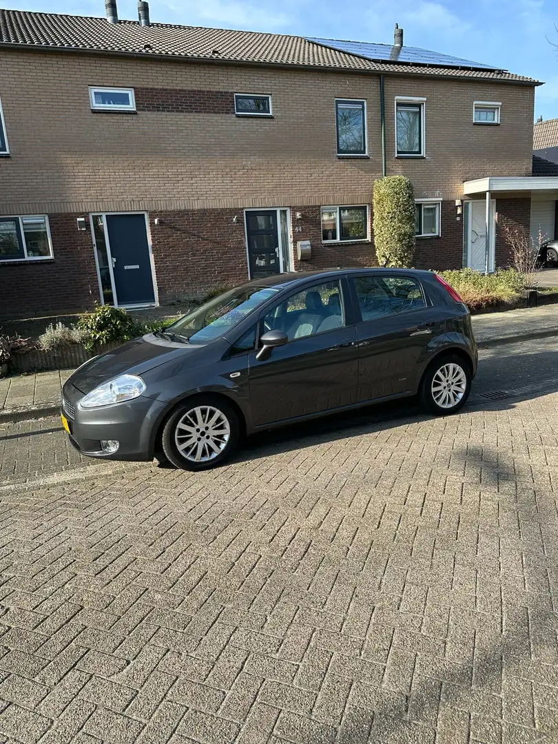 Fiat Punto 1.4-16V Emotion Grijs - 2