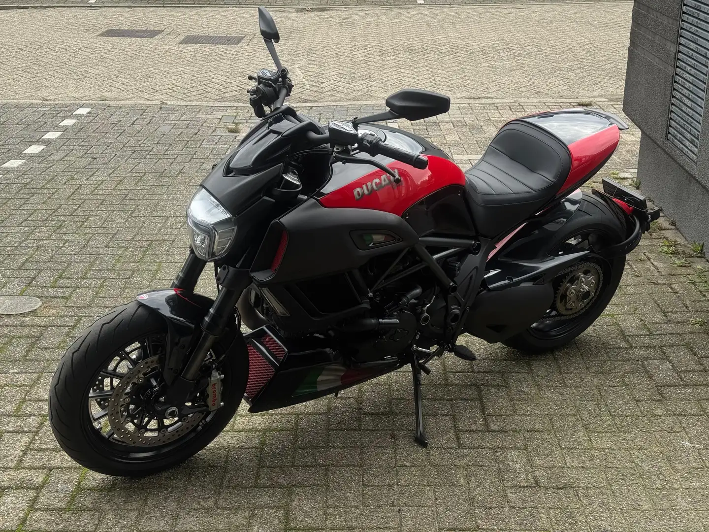 Ducati Diavel Dark met 5700 klm!! Zwart - 2