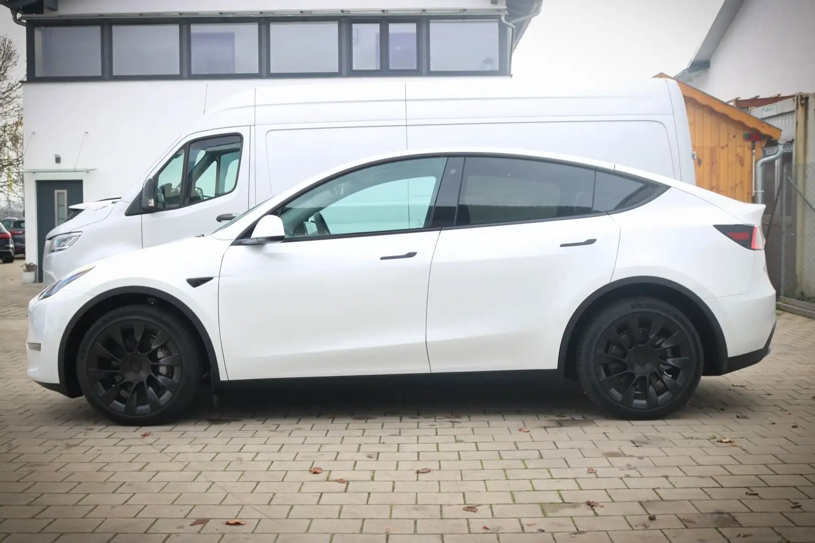 Tesla Model Y Limousine in Weiß gebraucht in Altheim für € 54.990,-