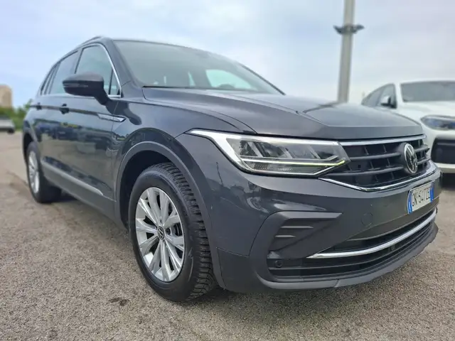 Volkswagen Tiguan view 3