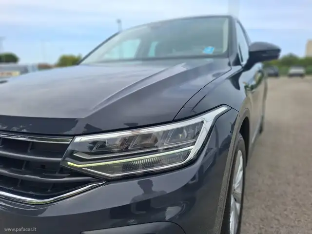 Volkswagen Tiguan view 4