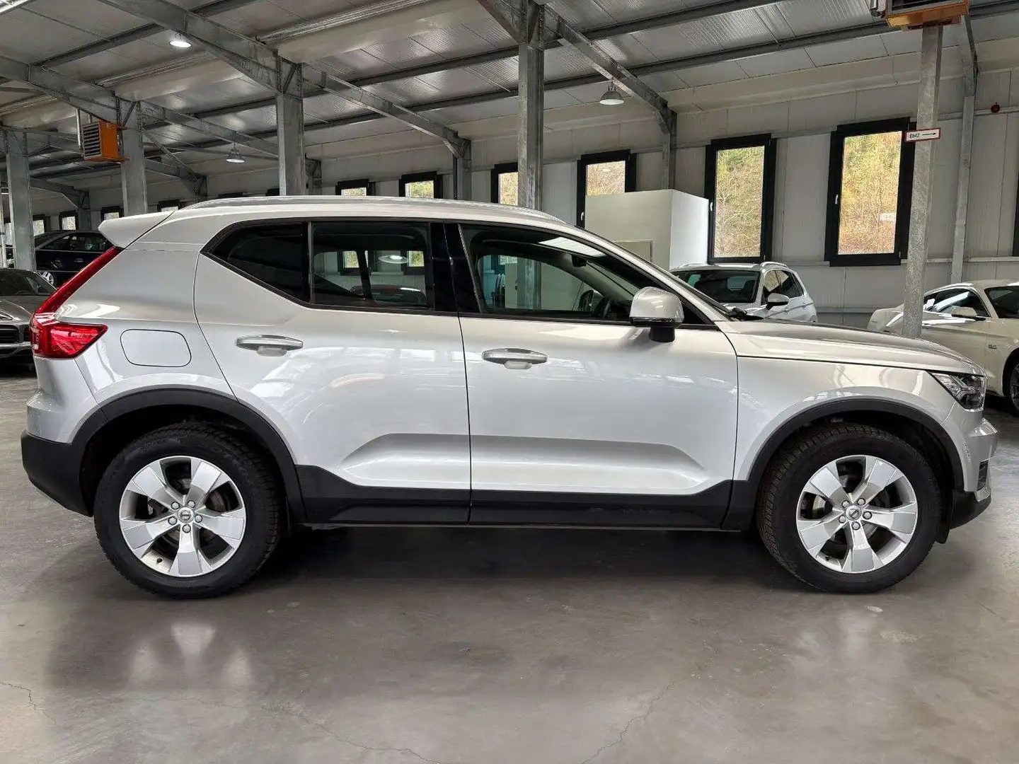 Volvo XC40 D3 Momentum 2WD Gris - 2