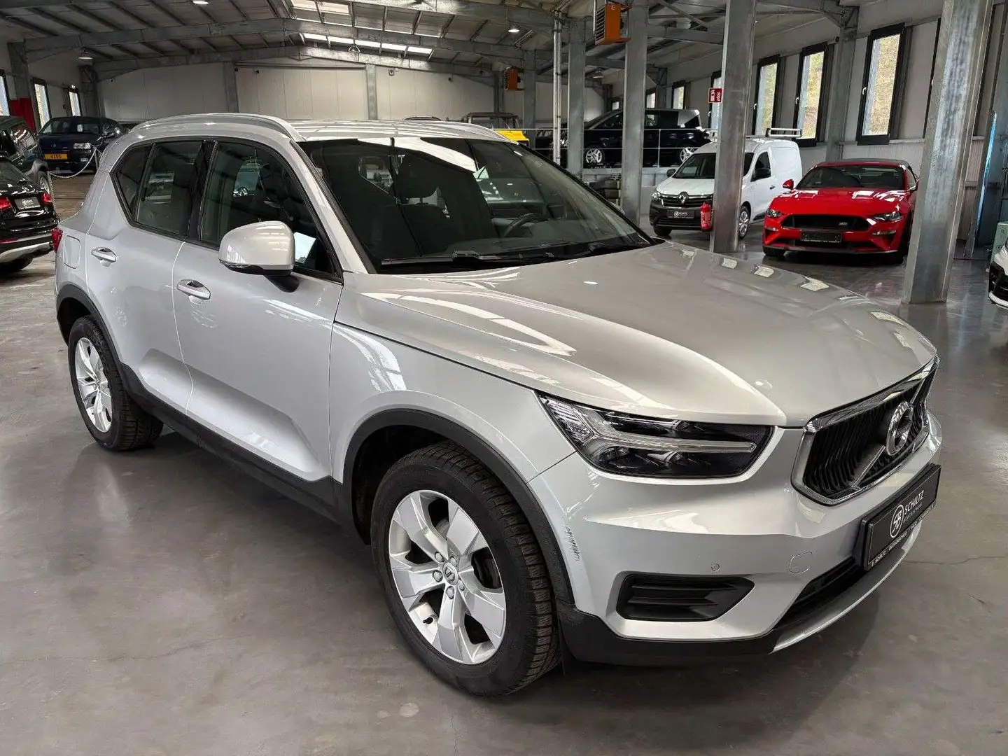 Volvo XC40 D3 Momentum 2WD Gris - 1