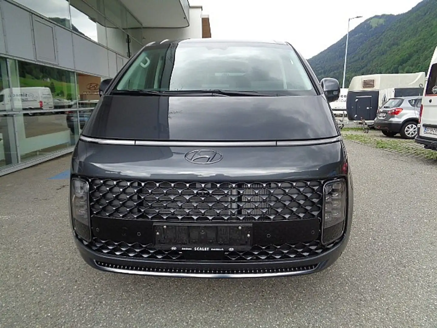 Hyundai STARIA Bus 2,2 CRDi Luxury Line 4WD DCT Aut. Gris - 2