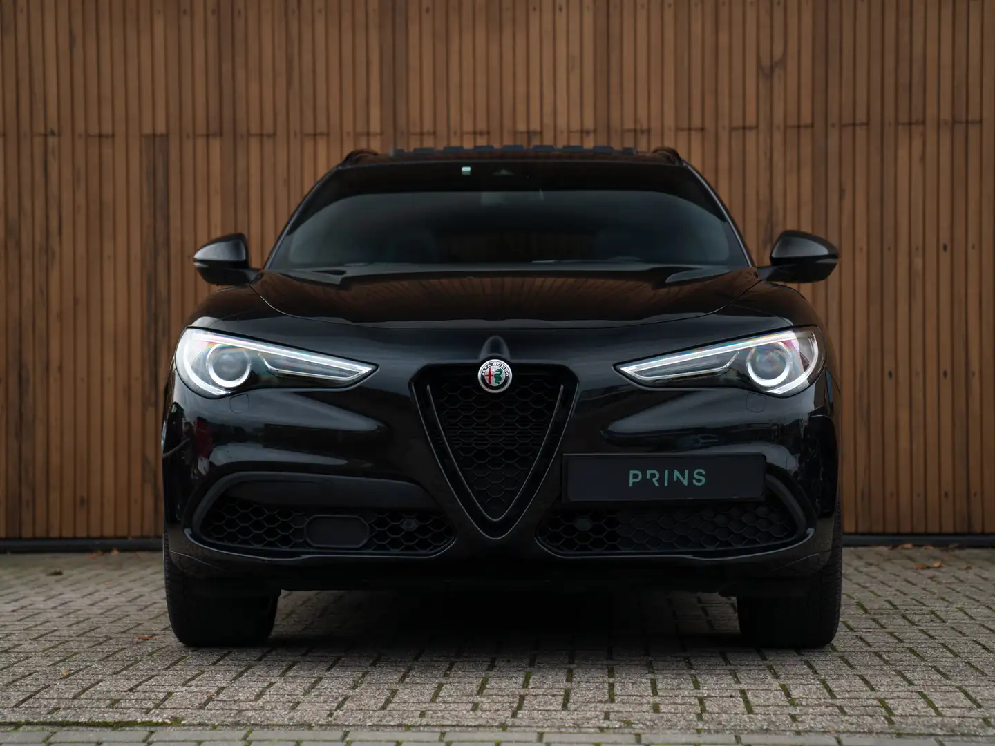 Alfa Romeo Stelvio 2.0T 280pk AWD Veloce | Pano-dak | Adapt. cruise | Zwart - 2