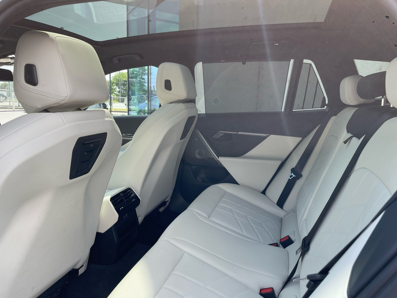 BMW 550 e xDrive M Sport || AHK Pano B&W — photo 13